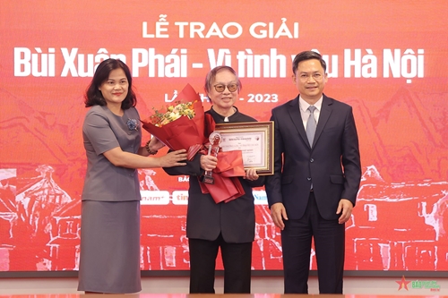 Đạo diễn, Nghệ sĩ Nhân dân Đặng Nhật Minh nhận Giải thưởng Lớn - Vì tình yêu Hà Nội